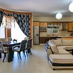 Ideal House & Apartments